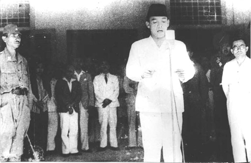 Pembacaan naskah Proklamasi oleh Ir Soekarno didampingi M Hatta di Pegangsaan Timur Jakarta