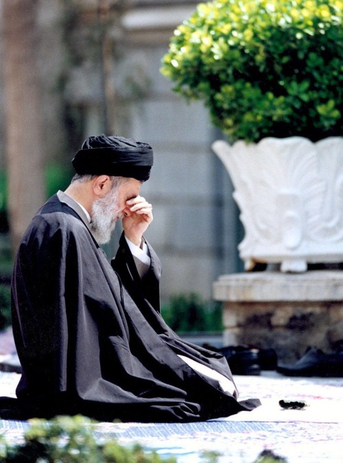 imam-khamenei-cry.jpg